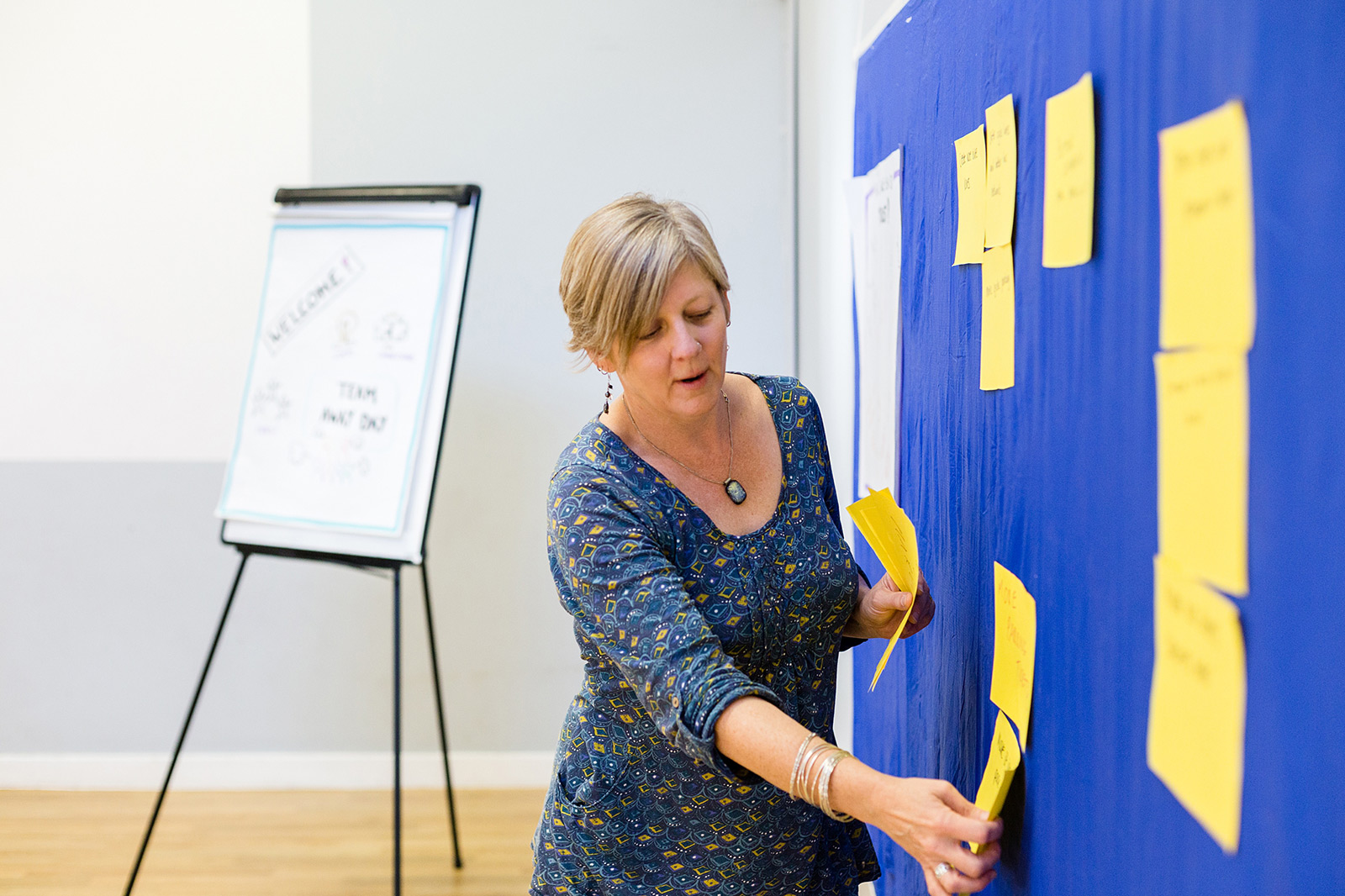 Helene putting paper on a Stickywall